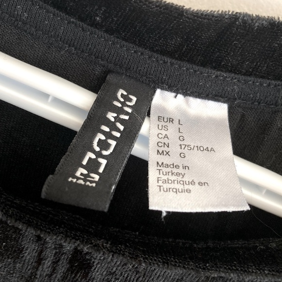 H&M Divided Black Crushed Velvet Crop Tshirt Size Large - Picture 2 of 3